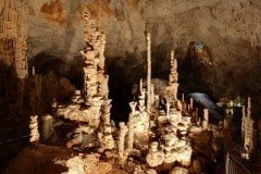 Grotte près Vallon-Pont-D'arc